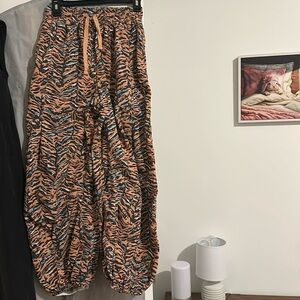 NWOT free people joggers. Can fit a small